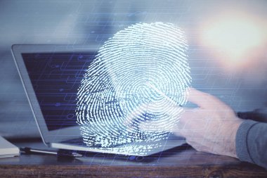 Dijital bir cihaz ve parmak izi hologramı kullanarak insanın elini tutarken çift pozlama. Güvenlik kavramı.