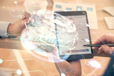 Dijital bir cihaz ve veri temalı çizim kullanan bir adamın el ele tutuşması. Yenilik kavramı.