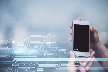 Teknolojiye çifte maruz kalma, hologram ve cep telefonu kullanan bir kadın..