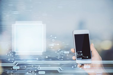 Teknolojiye çifte maruz kalma, hologram ve cep telefonu kullanan bir kadın..