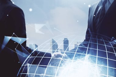 Dünya haritası hologramı ve iki adamın el sıkışması iki kez görüntülendi. Uluslararası ortaklık kavramı.