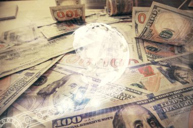 Dünya haritasının arka plandaki dolarları iki katına çıkarması. Uluslararası kavram.