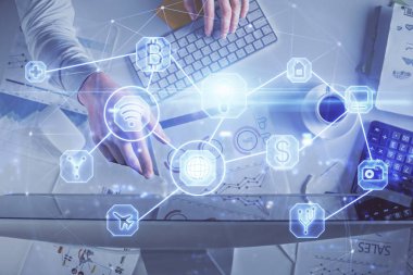 İnsan elinin bilgisayar klavyesi ve sosyal ağ temalı hologram çizimlerinin üzerine iki kez yazı yazması. Üst Manzara. İnsanlar web konseptini bağlar.