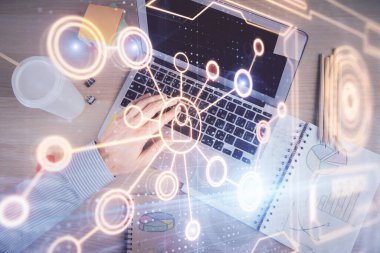 İnsan elinin bilgisayar klavyesi ve sosyal ağ temalı hologram çizimlerinin üzerine iki kez yazı yazması. Üst Manzara. İnsanlar web konseptini bağlar.