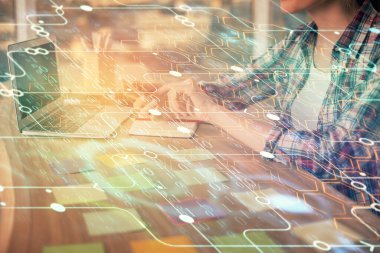 Bilgisayar ve veri temalı hologram çizimleri üzerinde çalışan kadın ellerine çok fazla maruz kalma. Teknoloji kavramı.