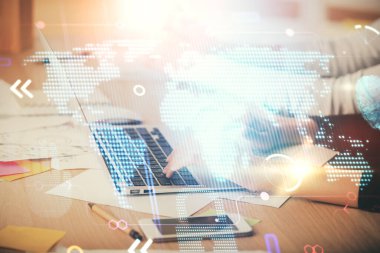 Bilgisayar ve dünya haritası çizimleri üzerinde çalışan kadın elleri çift pozlama. Uluslararası teknoloji sektörü konsepti.