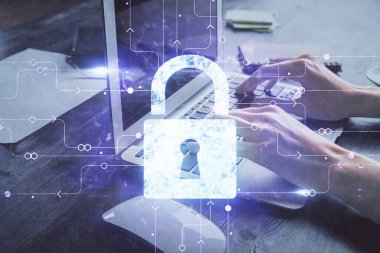 Bilgisayarda çalışan ve hologram çizimlerini kilitleyen kadın elleri çift pozlama. Güvenlik kavramı.