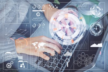 Bilgisayar ve veri temalı hologram çizimlerinde çalışan kadın elleri çift pozlama. Teknoloji kavramı.