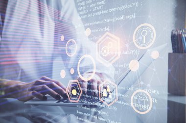 Bilgisayar ve veri temalı hologram çizimlerinde çalışan kadın elleri çift pozlama. Teknoloji kavramı.