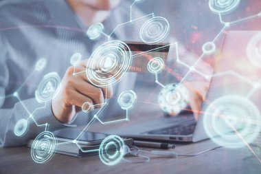 Elinde kredi kartı ve sosyal ağ temalı bir çizim tutan bir adamın çift pozu. Dijital finans ve E-ticaret kavramı.