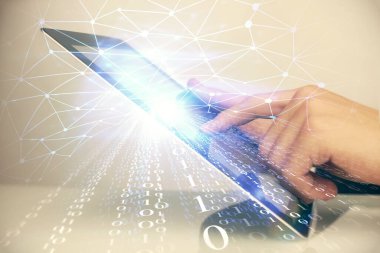 Dijital bir cihaz ve veri temalı çizim kullanan bir adamın el ele tutuşması. Yenilik kavramı.