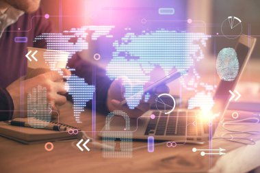 Dijital bir cihaz ve harita kullanarak insanın elini tutarken birden fazla pozlama. Uluslararası iş kavramı.