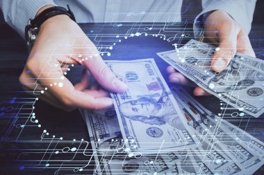 Teknolojinin iki katına çıkması hologram, dolar banknotları ve insan eli. Veri kavramı