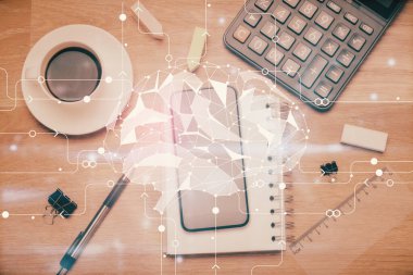 Çalışma masasının üstünde beyin çizimine iki kez maruz kalma. Üst Manzara. Küresel veri analiz kavramı.