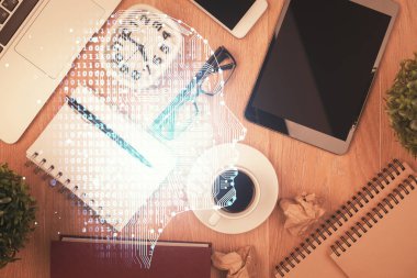 Çalışma masası üzerinde beyin çizimlerinin çoklu maruziyeti. Üst Manzara. Küresel veri analiz kavramı.