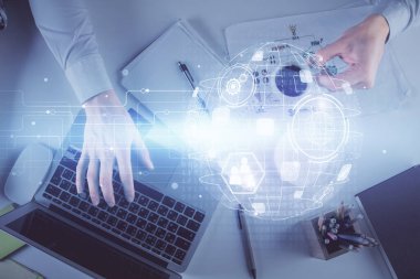 İnsan elinin bilgisayar klavyesi ve sosyal ağ temalı hologram çizimlerinin üzerine iki kez yazı yazması. Üst Manzara. İnsanlar web konseptini bağlar.