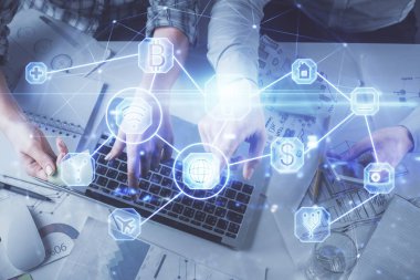 Kadın ve erkeğin birlikte çalıştığı çifte pozlama ve sosyal ağ temalı hologram çizimi. Bilgisayar arkaplanı. konsept bağlanıyor. Üst Görünüm.