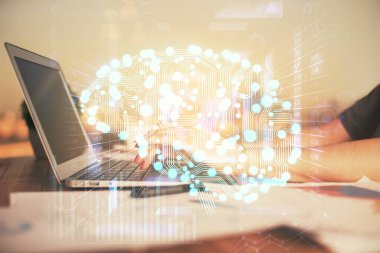 Bilgisayar ve insan beyin hologramı çizimleri üzerinde çalışan kadın ellerine çok maruz kaldı. Ai teknoloji konsepti.