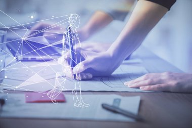 Bilgisayarda yazı yazan ve yaratıcı çizimler yapan kadınların ellerine iki kez maruz kalıyoruz. Başlangıç konsepti.