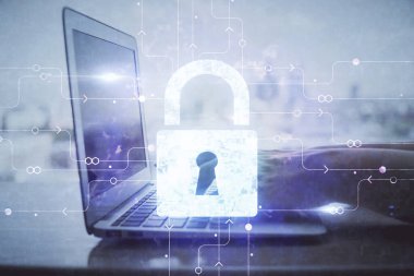 Bilgisayarda çalışan ve hologram çizimlerini kilitleyen kadın elleri çift pozlama. Güvenlik kavramı.