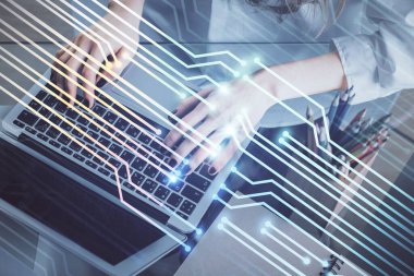 Bilgisayar ve veri temalı hologram çizimlerinde çalışan kadın elleri çift pozlama. Teknoloji kavramı.