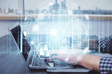 Elinde kredi kartı ve sosyal ağ temalı bir çizim tutan bir adamın çift pozu. Dijital finans ve E-ticaret kavramı.