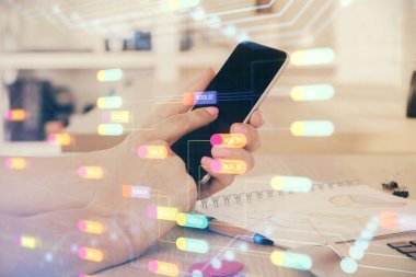 Bir adamın elini tutarken ve dijital bir cihaz ve veri temalı çizim kullanırken çift pozlama. Teknoloji konsepti.