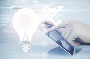 Dijital bir cihaz ve ampul hologram çizimi kullanarak insanın ellerini tutarken çift pozlama. Fikir kavramı.