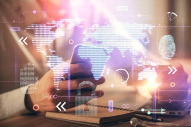 Dijital bir cihaz ve harita kullanarak insanın elini tutarken birden fazla pozlama. Uluslararası iş kavramı.