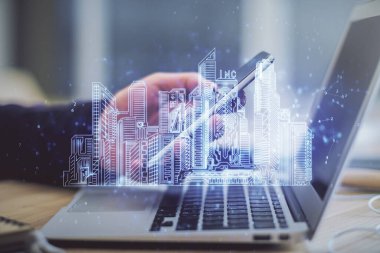 Dijital bir cihaz ve şehir çizimi kullanarak insanın ellerini tutarken çift pozlama.