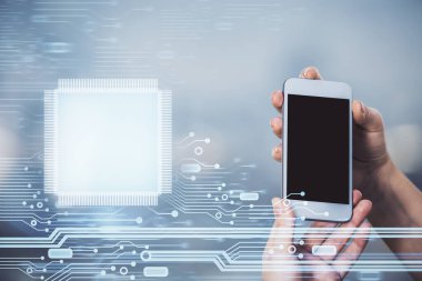 Teknolojiye çifte maruz kalma, hologram ve cep telefonu kullanan bir kadın..