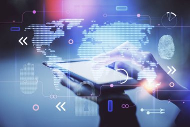 Harita çizimine çift pozlama hologram ve cep telefonu kullanan bir kadın..