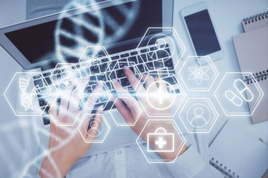 Bilgisayar ve DNA hologramı çizimleri üzerinde çalışan kadın elleri çift pozlama. Üst Manzara. Tıp eğitimi kavramı.