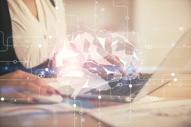 Bilgisayar ve insan beyin hologramı çizimleri üzerinde çalışan kadın ellerine çok maruz kaldı. Ai teknoloji konsepti.