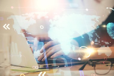 Bilgisayar ve dünya haritası çizimleri üzerinde çalışan kadın elleri çift pozlama. Uluslararası teknoloji sektörü konsepti.