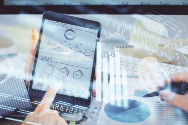 Dijital bir cihaz ve teknoloji temalı hologram çizimi kullanarak insanın elini tutarken çift pozlama. Teknoloji konsepti.