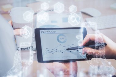 Dijital bir cihaz ve teknoloji temalı hologram çizimi kullanarak insanın elini tutarken çift pozlama. Teknoloji konsepti.