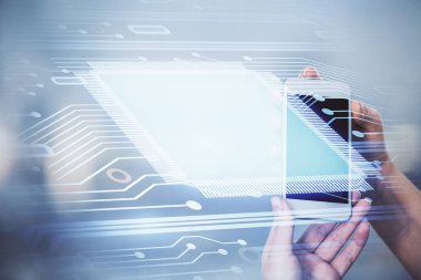 Teknolojiye çifte maruz kalma, hologram ve cep telefonu kullanan bir kadın..