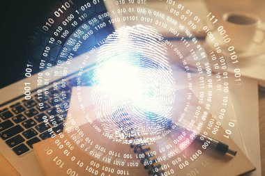 Masaüstünde kahve ve masa arkasında eşyalar olan parmak izi çizimlerine çift pozlama. Güvenlik kavramı.