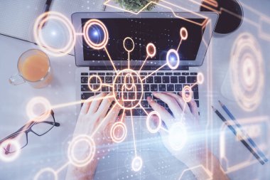 İnsan elinin bilgisayar klavyesi ve sosyal ağ temalı hologram çizimlerinin üzerine iki kez yazı yazması. Üst Manzara. İnsanlar web konseptini bağlar.