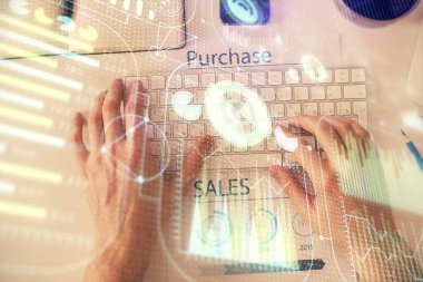 İnsan elinin bilgisayar klavyesi ve veri temalı hologram çiziminin üzerine yazarken çoklu pozlama. Üst Manzara. Teknoloji konsepti.