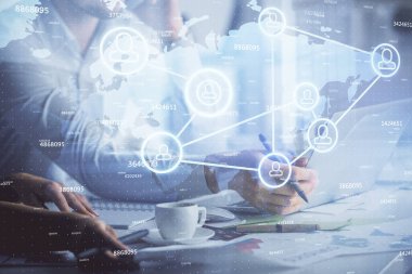 Kadın ve erkeğin birlikte çalıştığı çifte pozlama ve sosyal ağ temalı hologram çizimi. İnsanlar konsepte bağlanır. Bilgisayar arkaplanı.