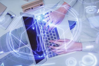 Bilgisayar ve eğitim temalı hologram çizimlerinde çalışan kadın elleri çift pozlama. Üst Manzara. Bilim konsepti.