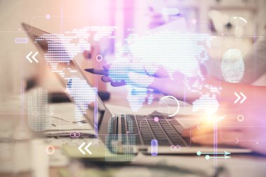 Bilgisayar ve dünya haritası çizimleri üzerinde çalışan kadın elleri çift pozlama. Uluslararası teknoloji sektörü konsepti.