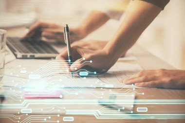 Bilgisayar ve veri temalı hologram çizimlerinde çalışan kadın elleri çift pozlama. Teknoloji kavramı.