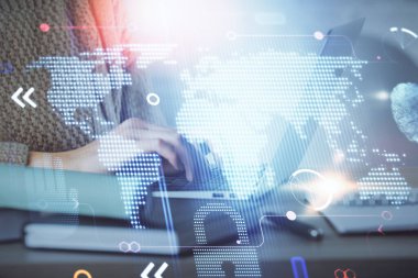 Bilgisayar ve dünya haritası çizimleri üzerinde çalışan kadın elleri çift pozlama. Uluslararası teknoloji sektörü konsepti.