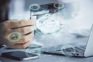 İnternetten alışveriş yapan kadının elinde kredi kartı ve sosyal ağ temalı bir çizim var. İlişki E-ticaret kavramı.