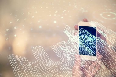 Hologram binaları ve mobil cihaz kullanan kadınları iki kez gösteriyor. Akıllı şehir konsepti.