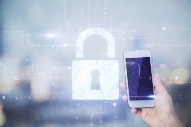 Kilit çizimi, hologram ve cep telefonu kullanan bir kadının iki kez görüntülenmesi. Güvenlik konsepti