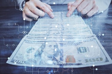Teknolojinin iki katına çıkması hologram, dolar banknotları ve insan eli. Veri kavramı